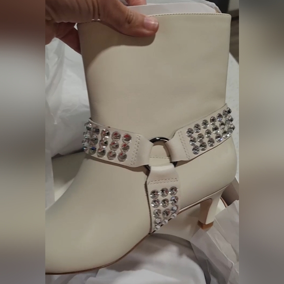 Raye Alvar Kitten Boot in Bone - Picture 3 of 10